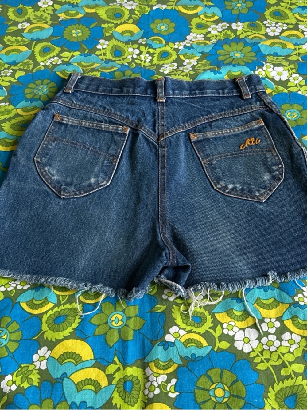 Vintage CHIC Denim 70s 80s Blue cut off Jean Shorts size 10 - Picture 7 of 16